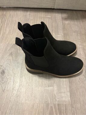NEVER WORN* Kensie Chelsea Ankle Boots - Women's Suede Slip-On Size 7.5M